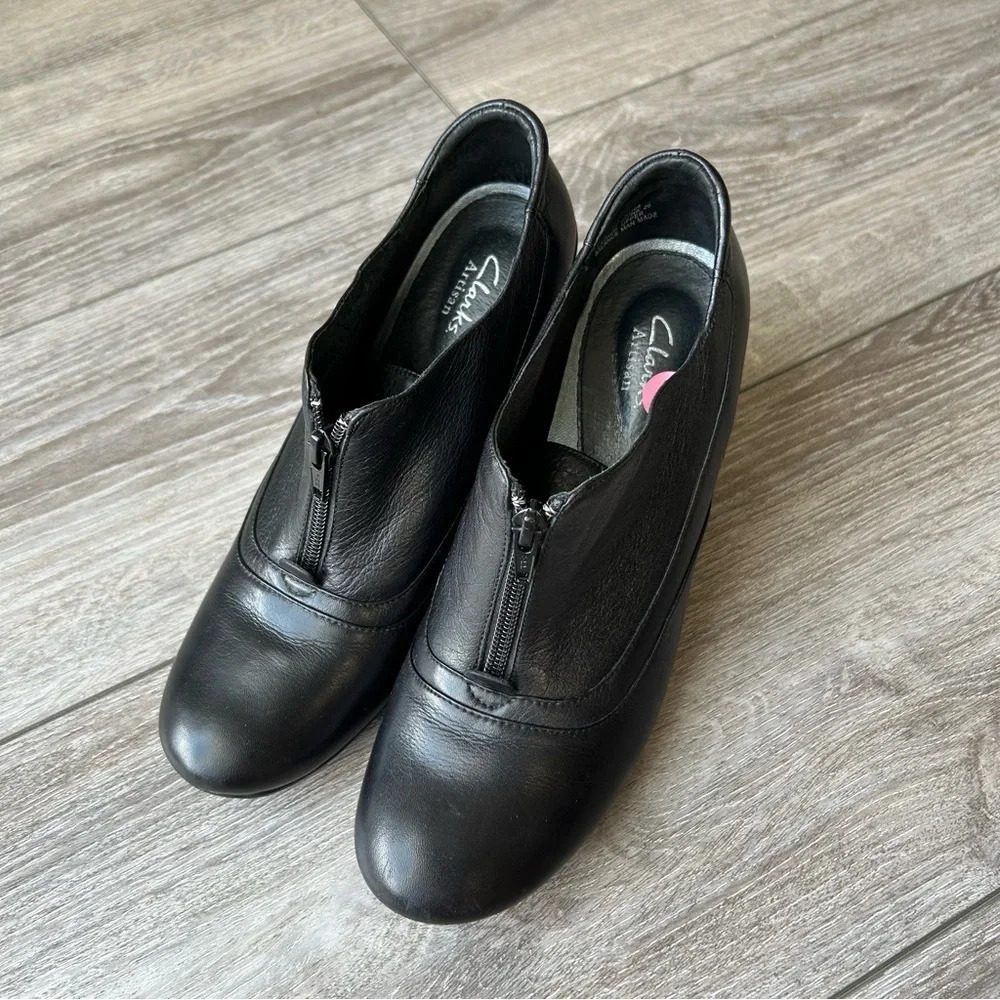 Clarks Artisan Smooth Buttery Leather Zip Up Clogs Booties in Black